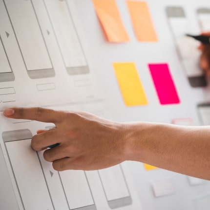 A B2B lead generation agency expert segmenting leads